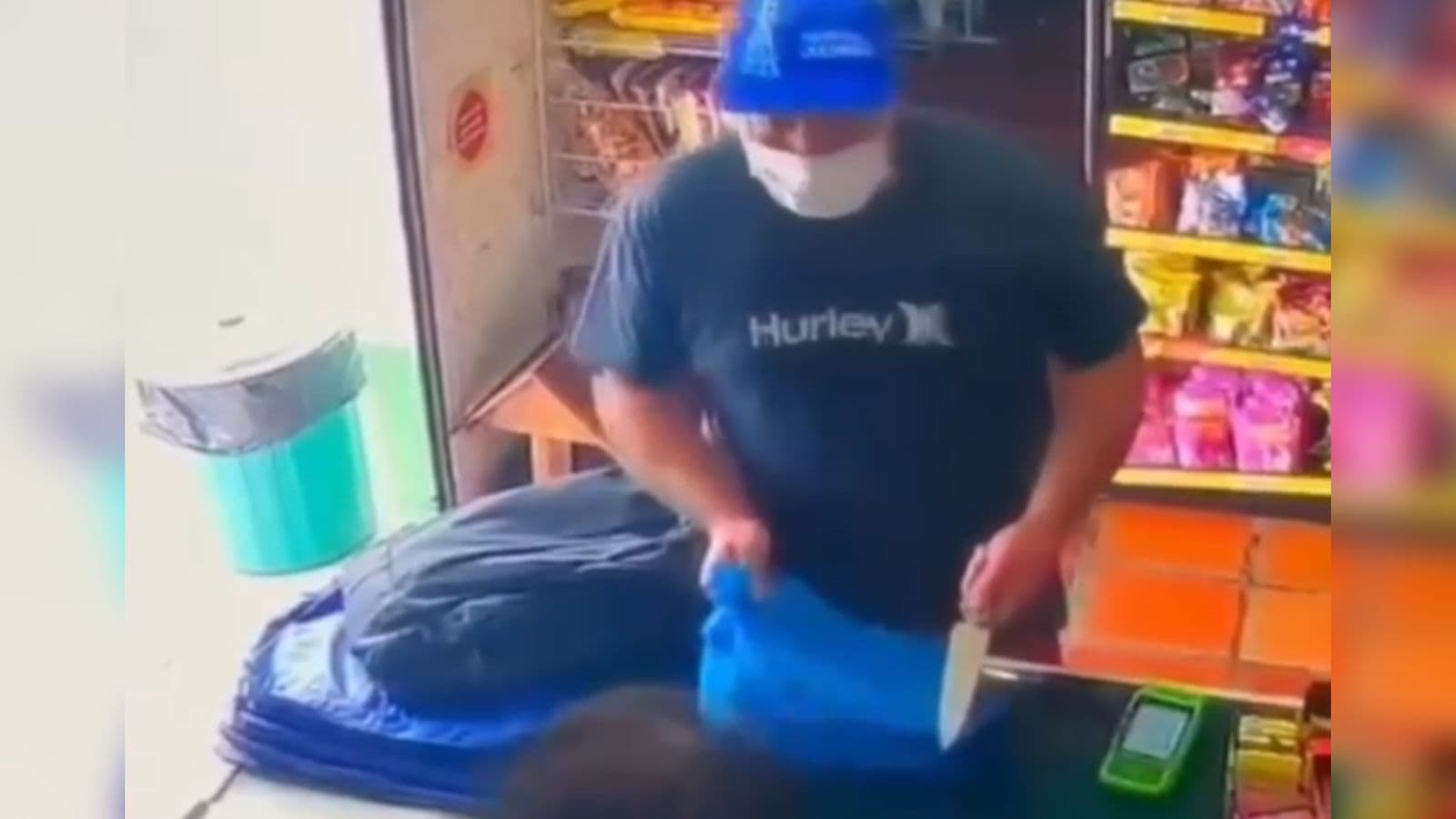 Ladrão se passa por cliente de supermercado e foge com lasanha e cigarro após ameaçar trabalhadora com faca