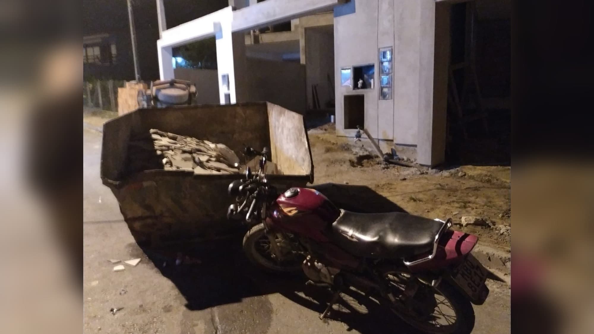 Sem capacete, jovem bate moto em caçamba e sofre fratura em Brusque