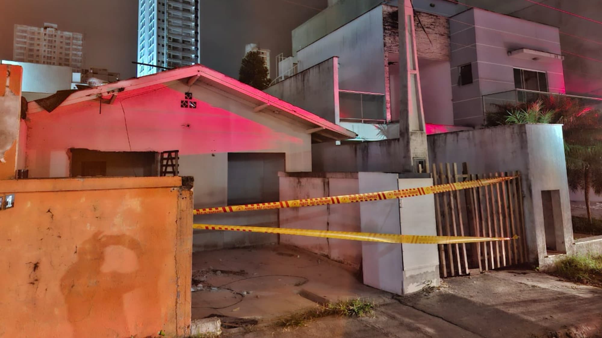 Casa abandonada pega fogo em Porto Belo e levanta suspeita de incêndio criminoso