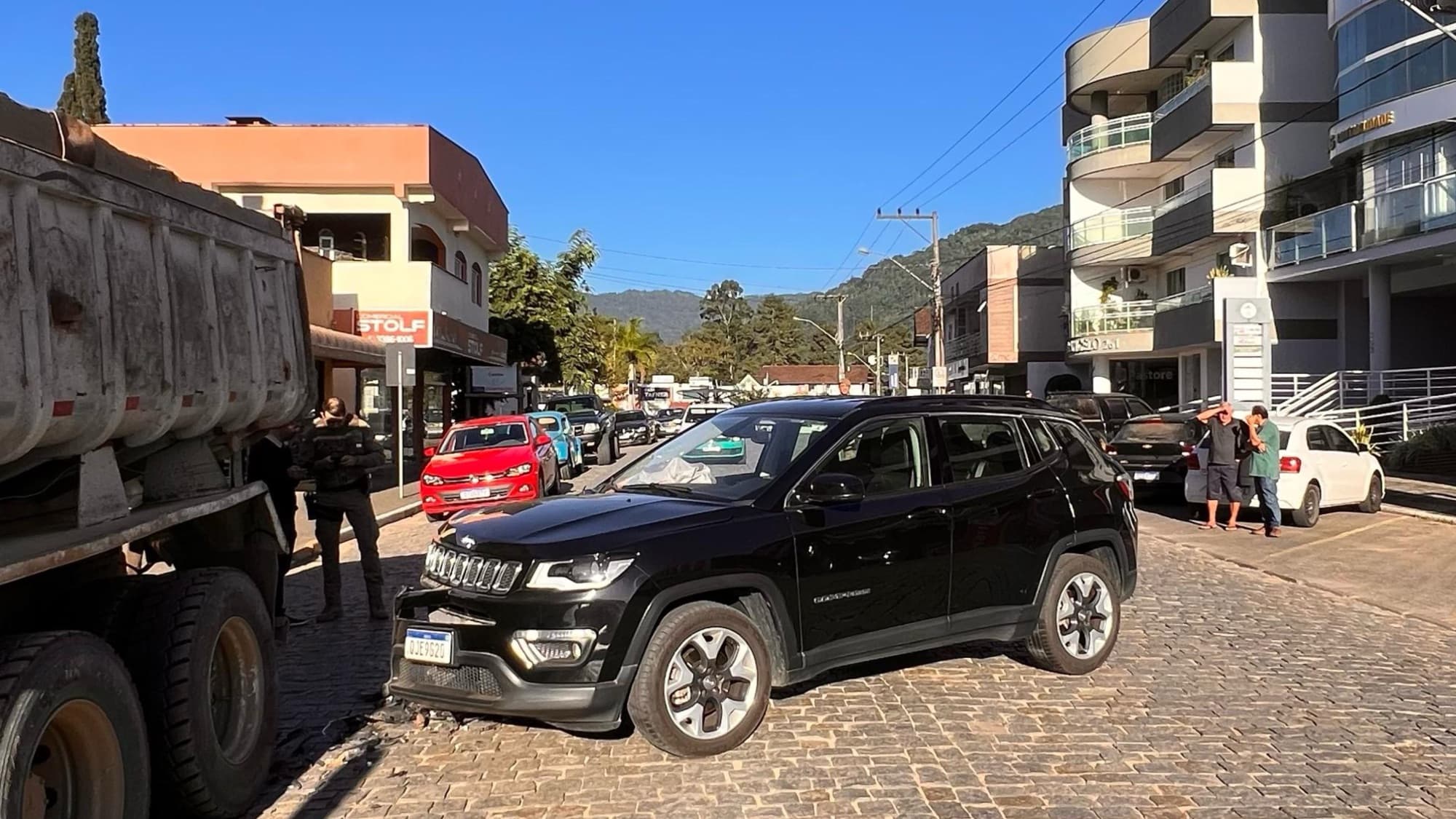 Motorista perde o controle e bate com força em caminhão parado no Centro de Rio dos Cedros