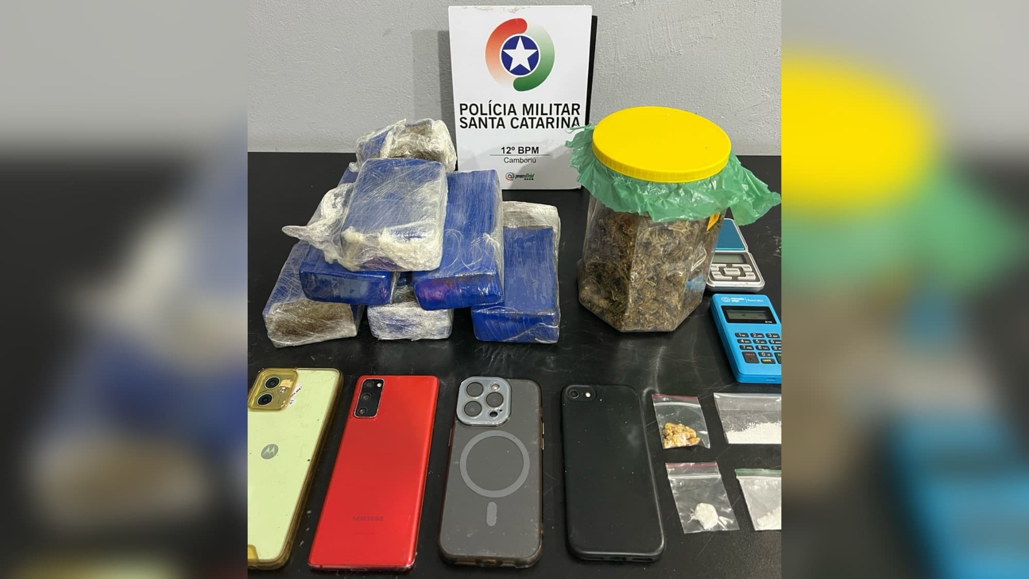 Drogas, balanças e máquina de cartão: PM desmonta esquema de tráfico em Camboriú