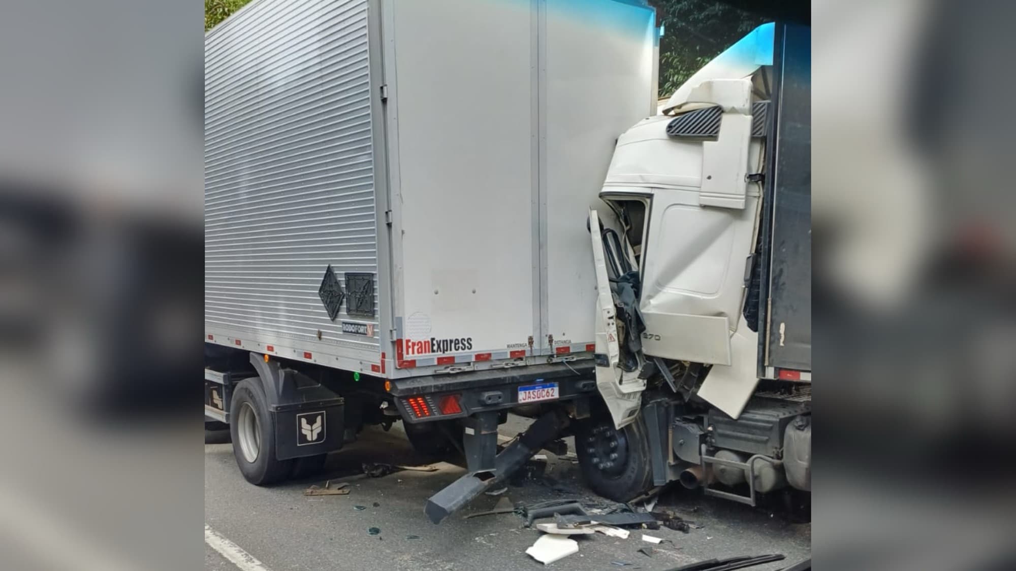 Vítima fica presa às ferragens após colisão entre carreta e carro na BR-376