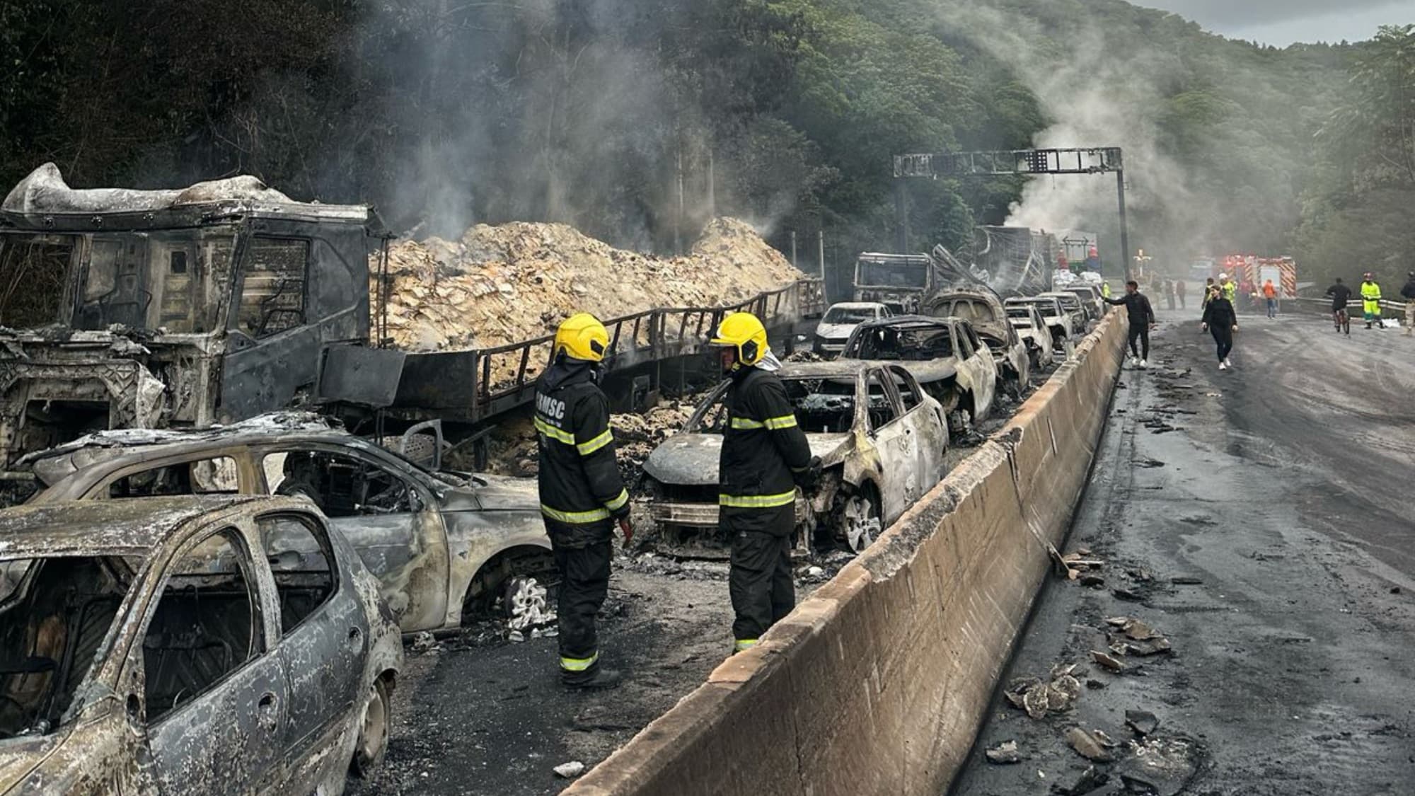PRF investiga causas de acidente com incêndio que destruiu 25 veículos na BR-101
