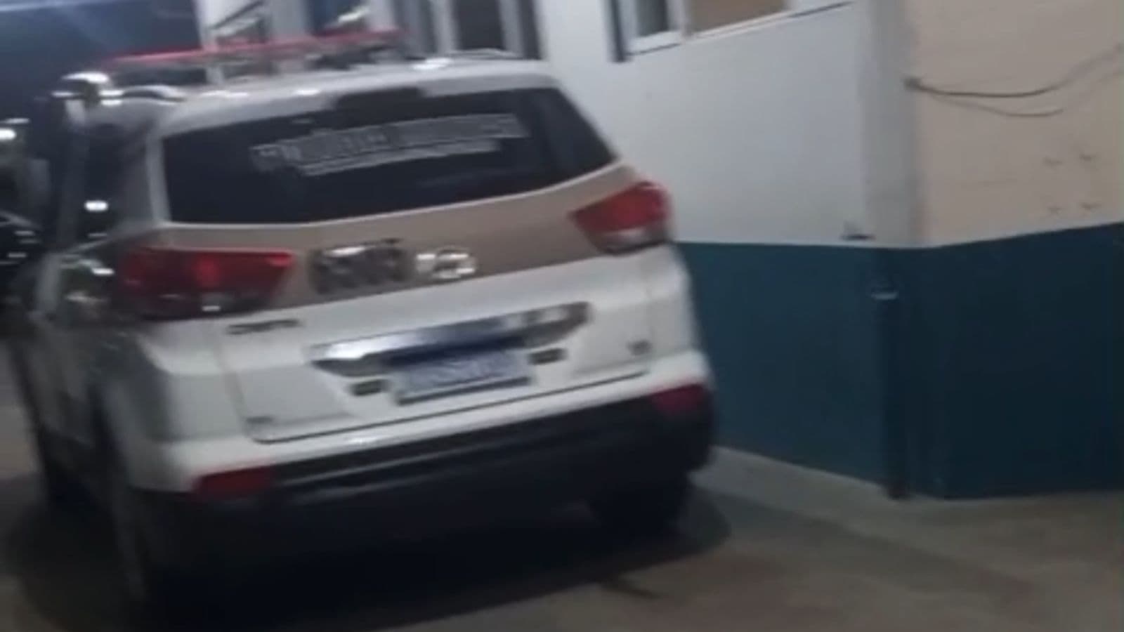 Mulher abre a cabeça do marido com garrafada e acaba presa durante barraco em hospital de Tijucas