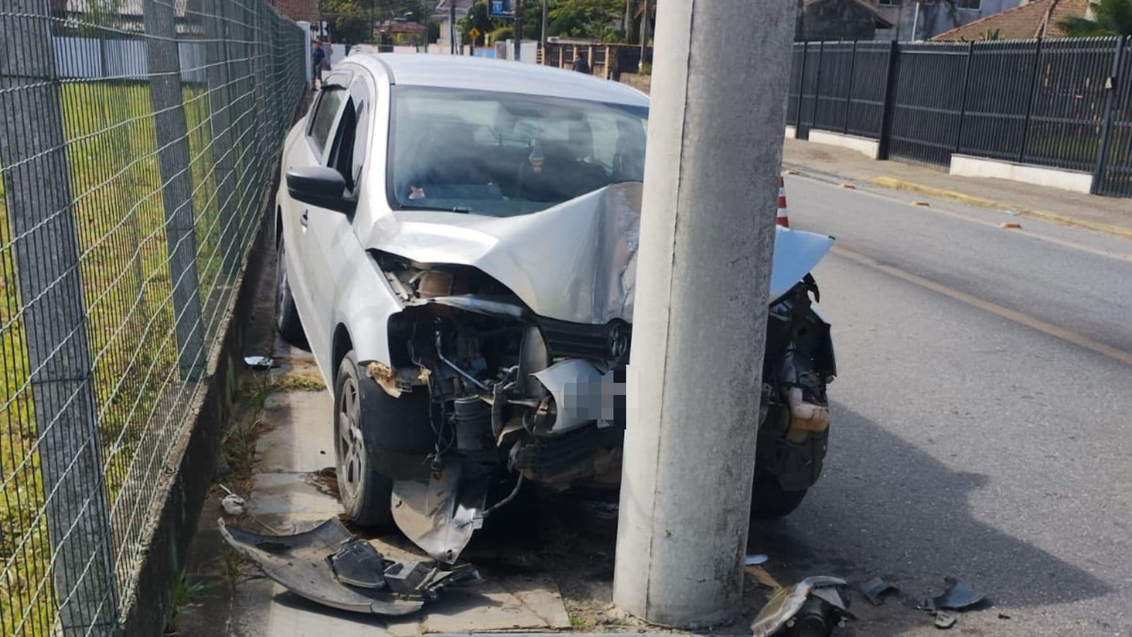 Criança de 2 anos e mãe grávida ficam feridos após carro bater em poste em Penha