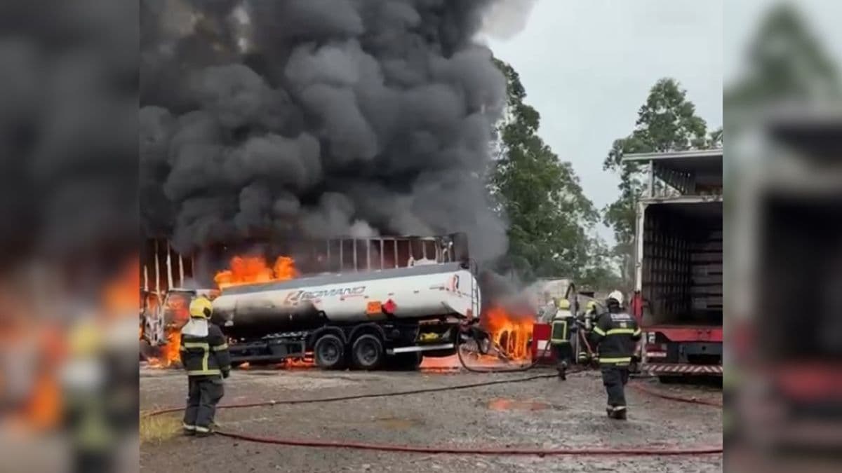 Caminhão-tanque pega fogo em pátio de empresa durante abastecimento de óleo diesel em SC