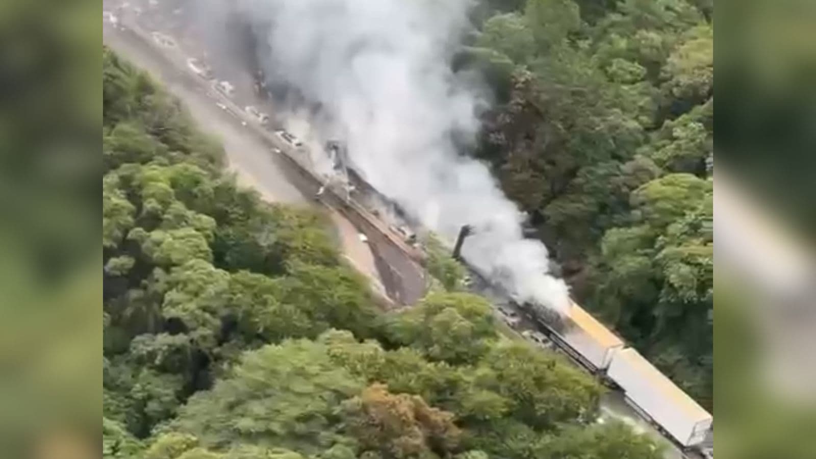 Imagens aéreas mostram carros queimados e destruição após explosão na BR-101