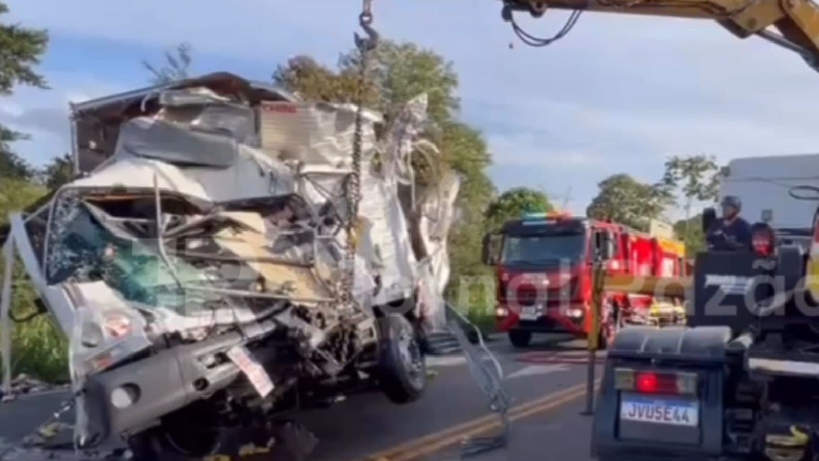 Colisão frontal entre dois caminhões deixa um motorista morto e outro ferido na SC-108