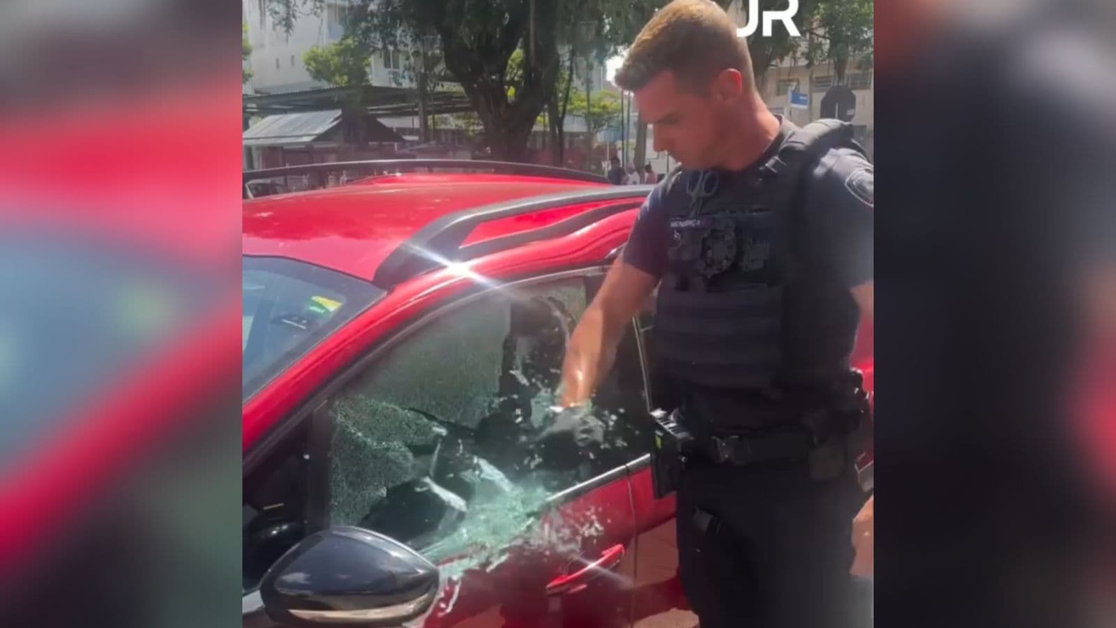 Vídeo mostra o momento que cachorro é regatado ofegante dentro de veículo sob forte calor em SC