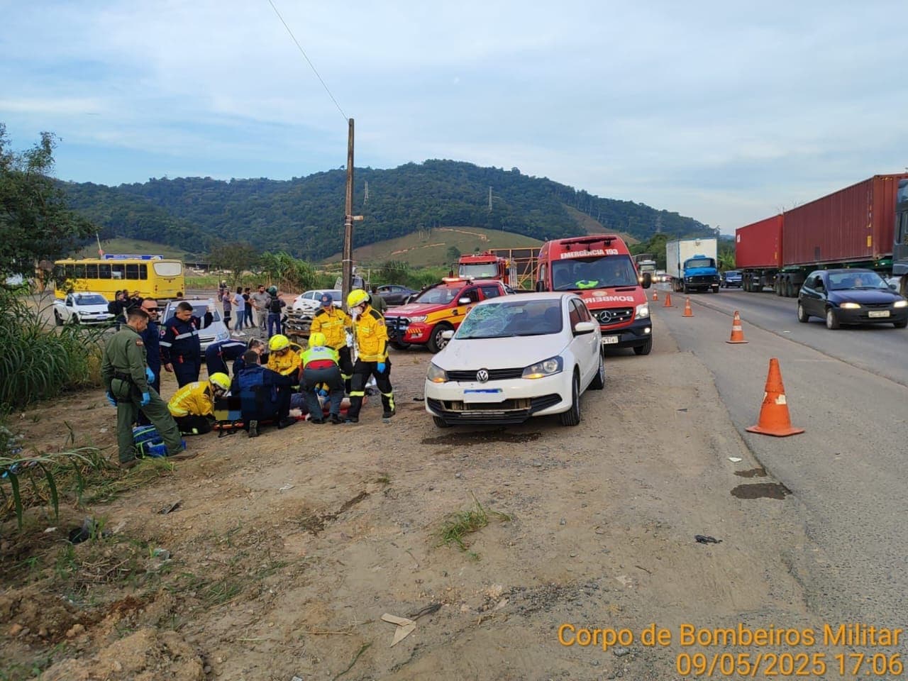 Vítima voa após ser atingida por carro na BR-470 e é levada às pressas para hospital