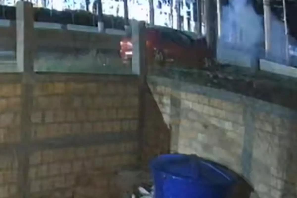 Carro com oito ocupantes bate em poste e deixa uma pessoa morta em Santa Catarina