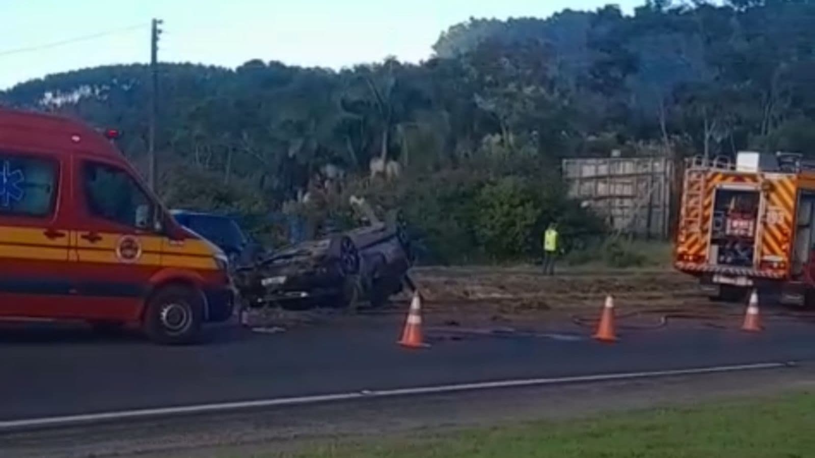 Adolescente de 16 anos capota carro e bate em poste na Rodovia Transbeto em Penha