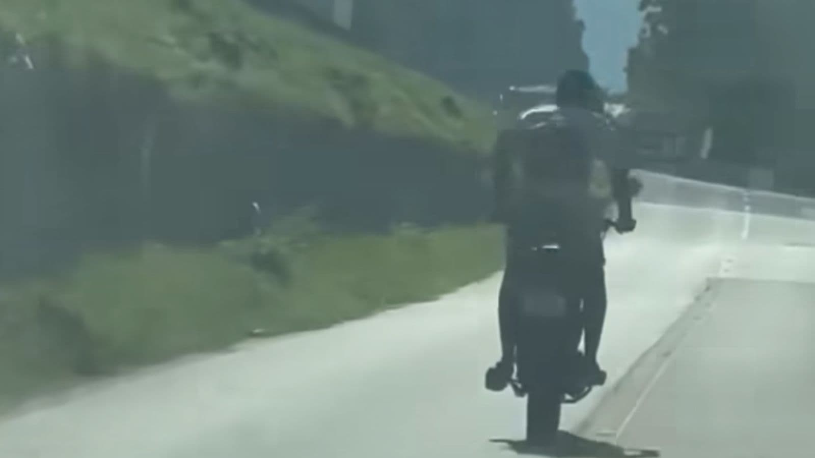 Ladrão de moto sem capacete tenta fugir da PRF e se dá mal na BR-101