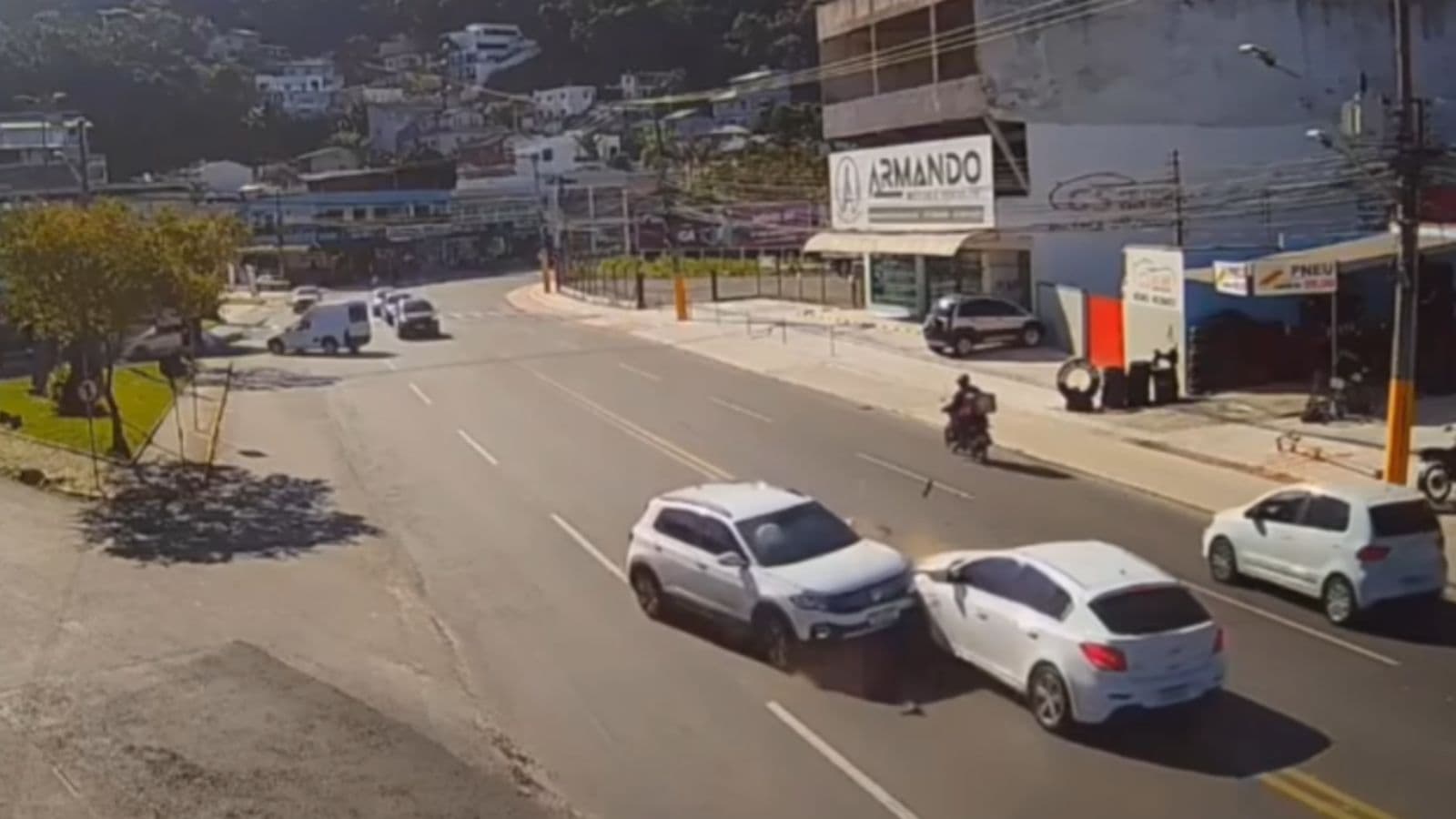 “Como conseguem?”: vídeo mostra carros batendo “de frente” em Camboriú