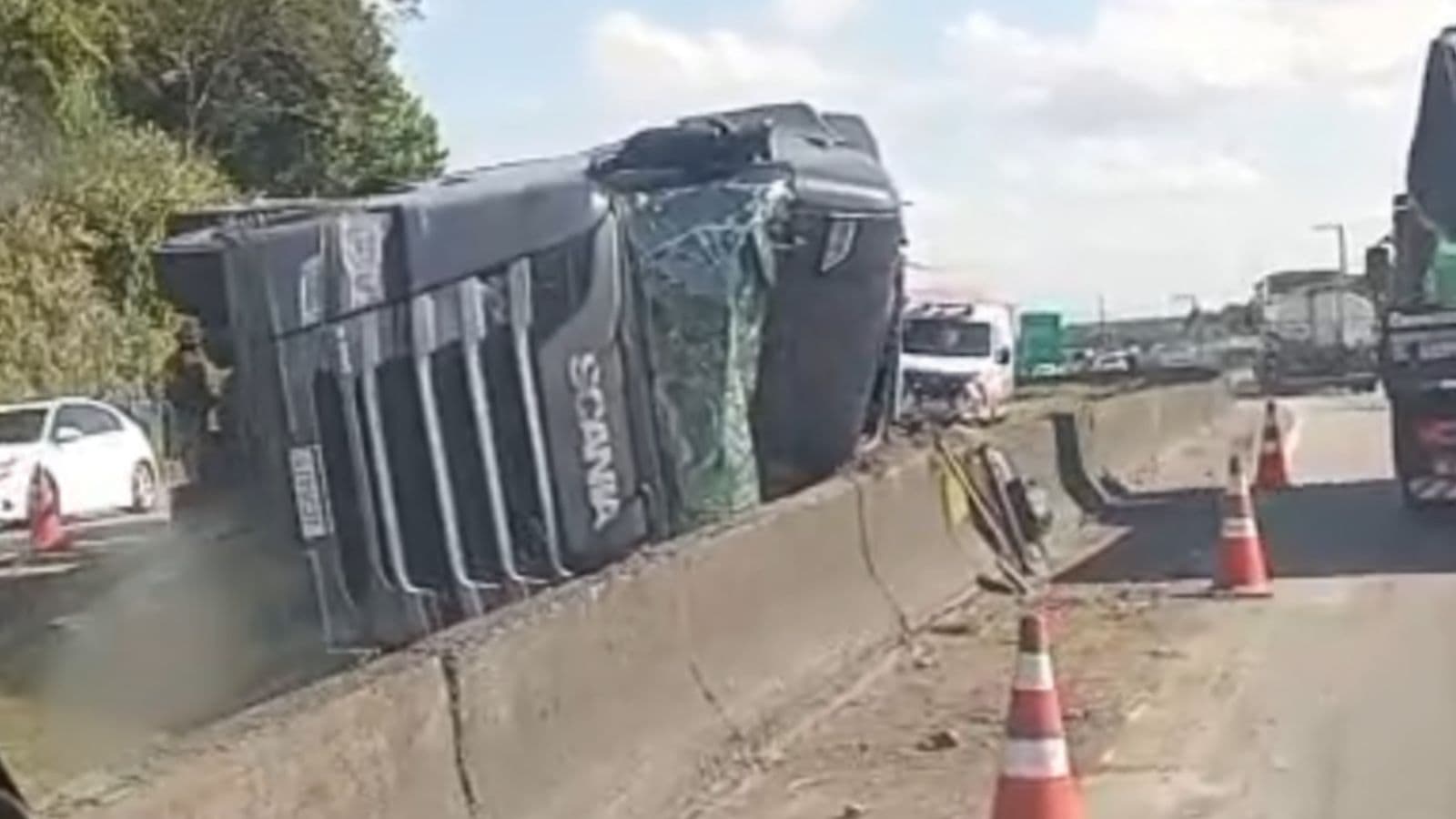 Trabalhador morre após caminhão tombar em grave acidente na BR-101