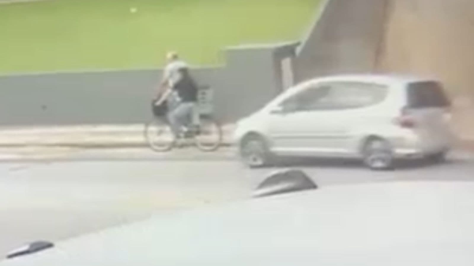 Mãe e filho de 2 anos de bicicleta são atropelados por veículo em Brusque