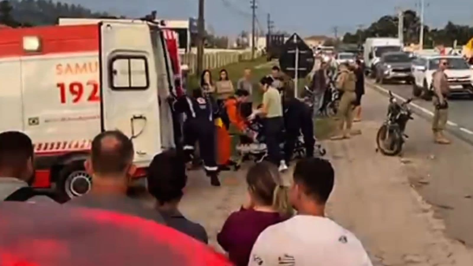 “Nunca vi disso”: acidente impressionante na SC-410 deixa motociclista gravemente ferido