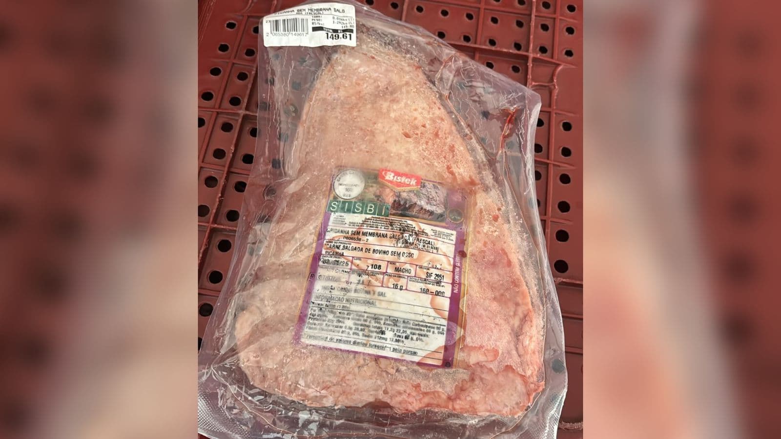Ladrão tenta sair de supermercado com picanha na cueca e dá nome de irmão morto em Itajaí