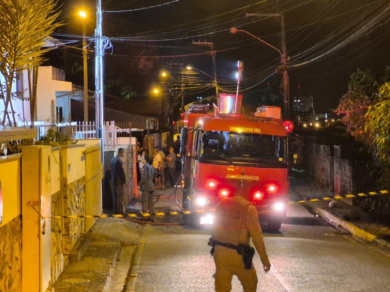 Incêndio destrói parcialmente casa e mata três animais em Florianópolis