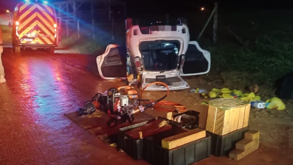Motorista morre e mulher fica ferida em capotamento em estrada rural