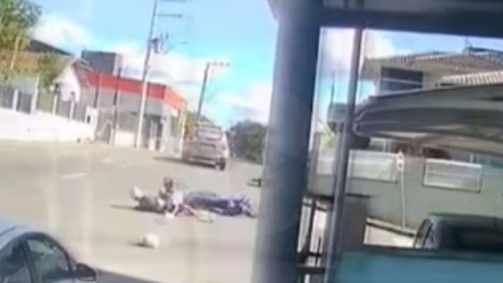 Motociclista na contramão bate em viatura da PM durante perseguição em Jaraguá do Sul