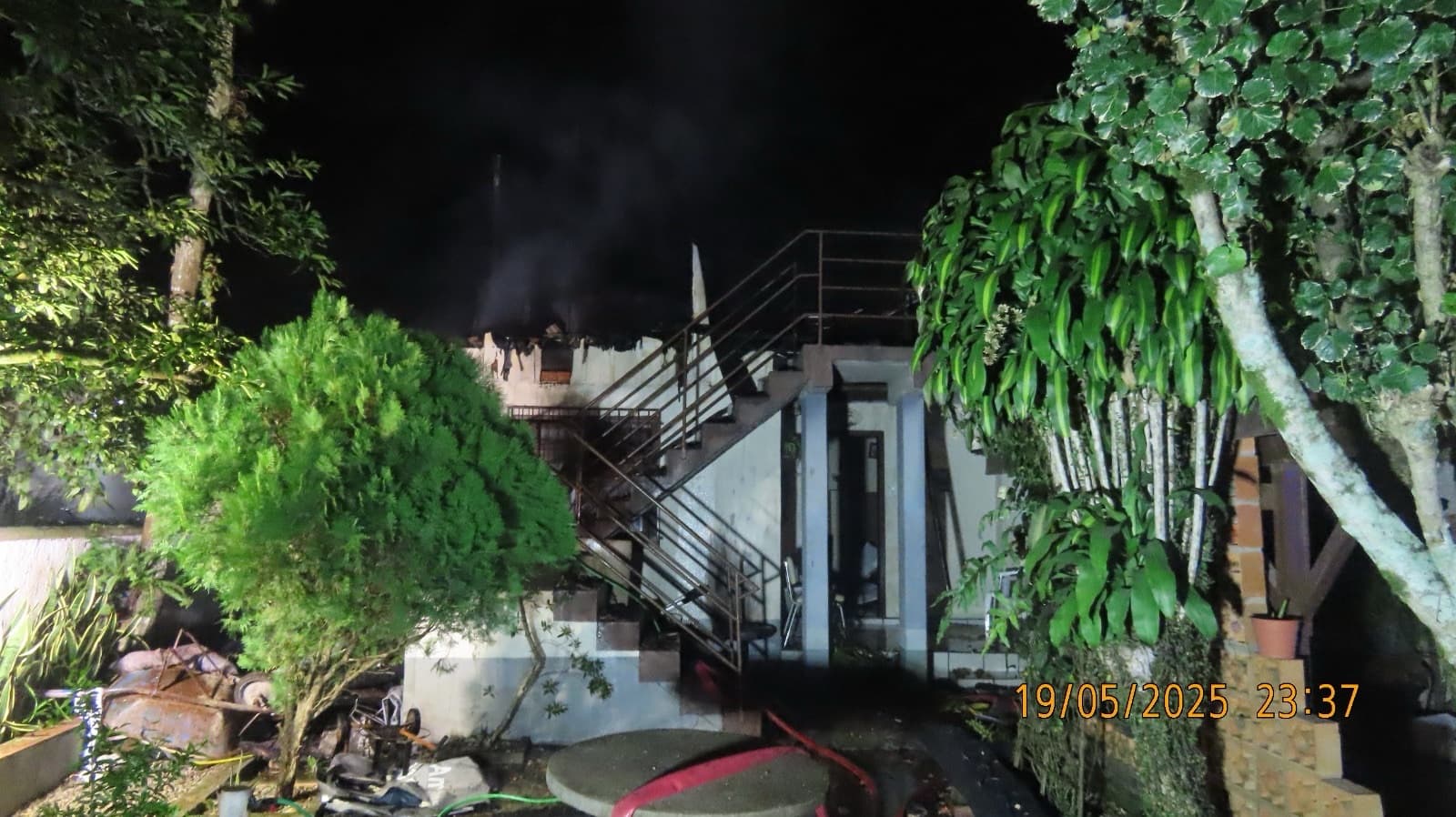 Fogo devora residência em Blumenau e mulher sofre queimaduras