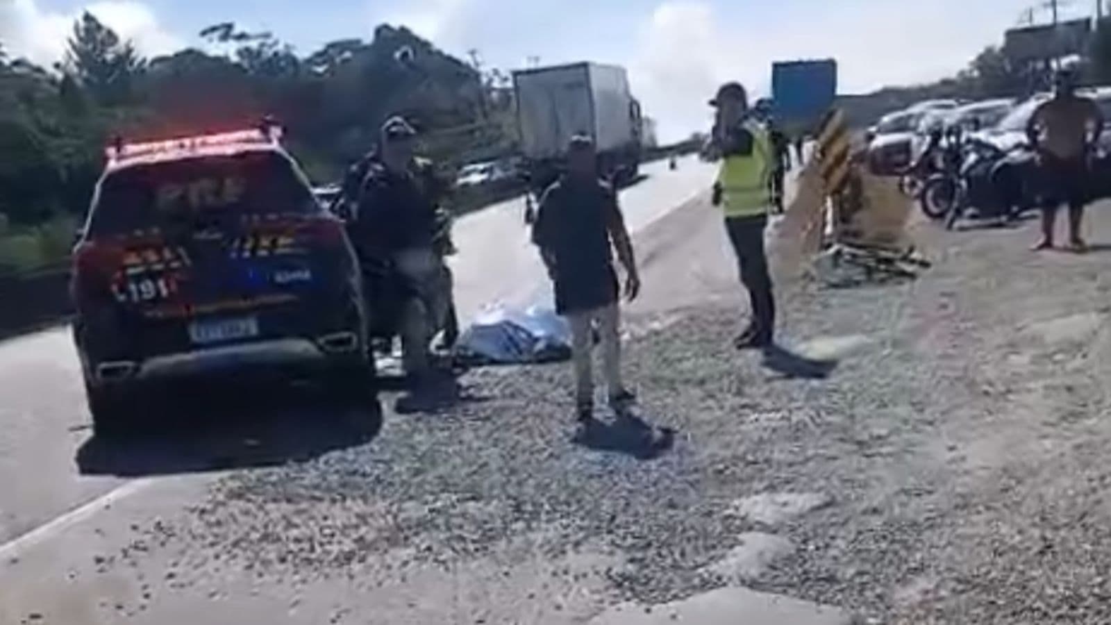 Ciclista morre após ser atropelado por carreta na BR-101 em Balneário Piçarras