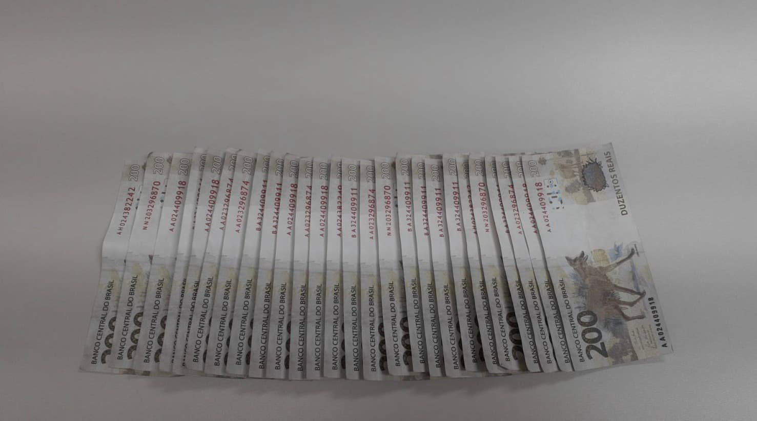 Homem é levado à PF após tentar depositar R$ 5 mil em notas falsas em lotérica de SC