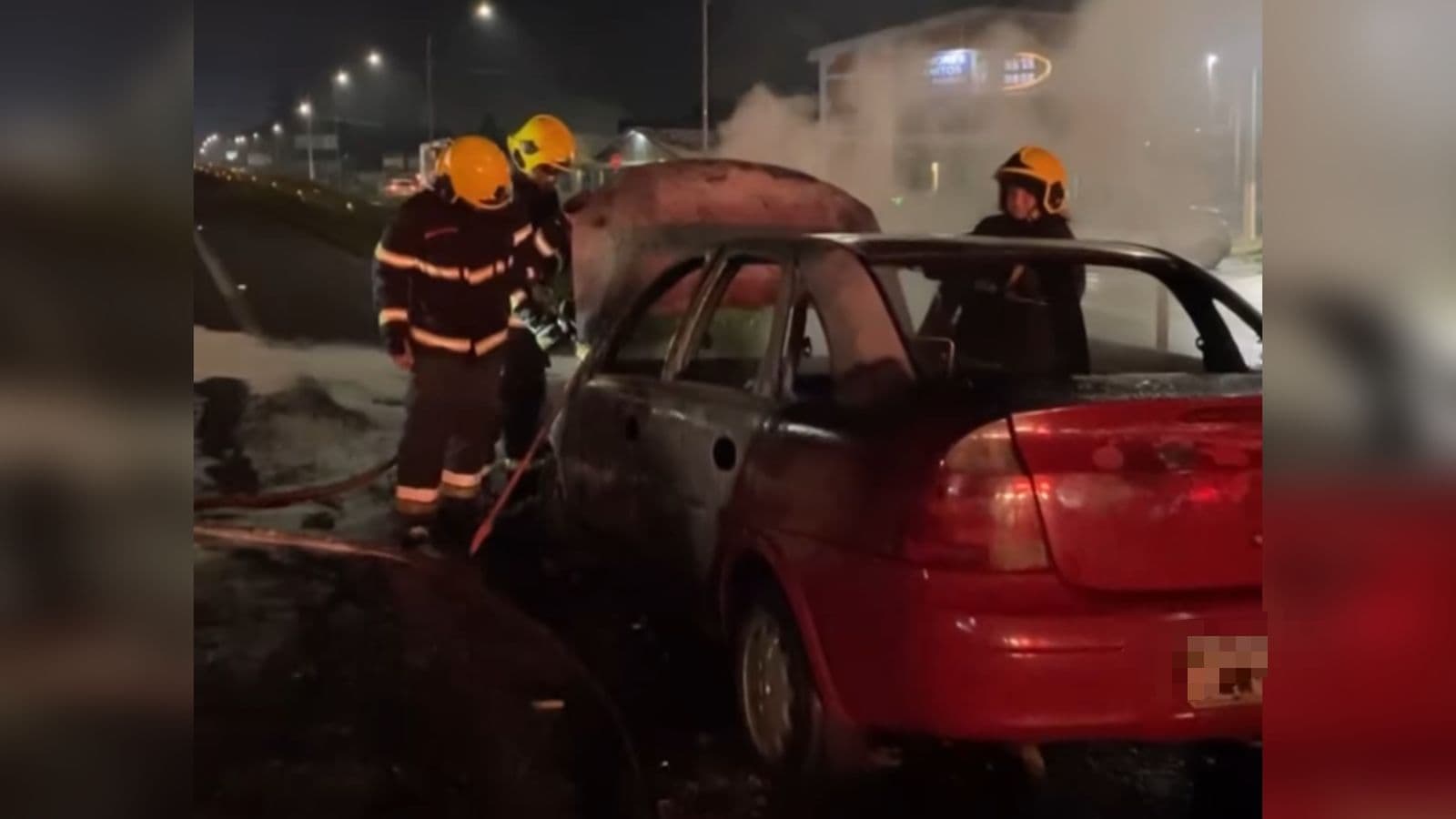 Carro pega fogo na BR-101 e mobiliza bombeiros em Balneário Piçarras