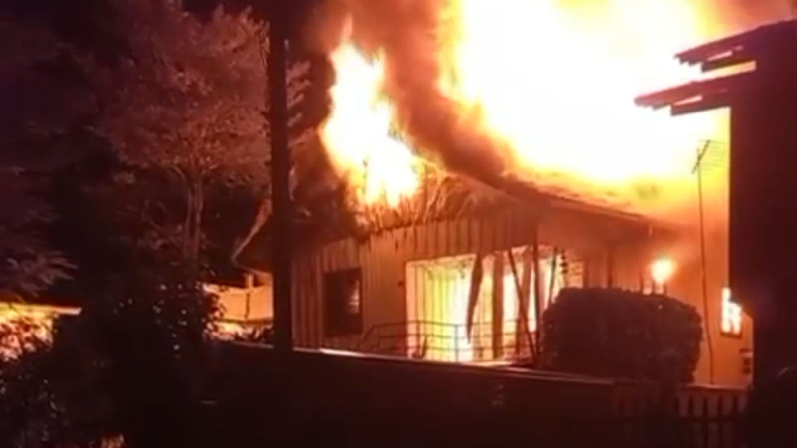 Incêndio destrói residência de madeira e deixa feridos em Blumenau