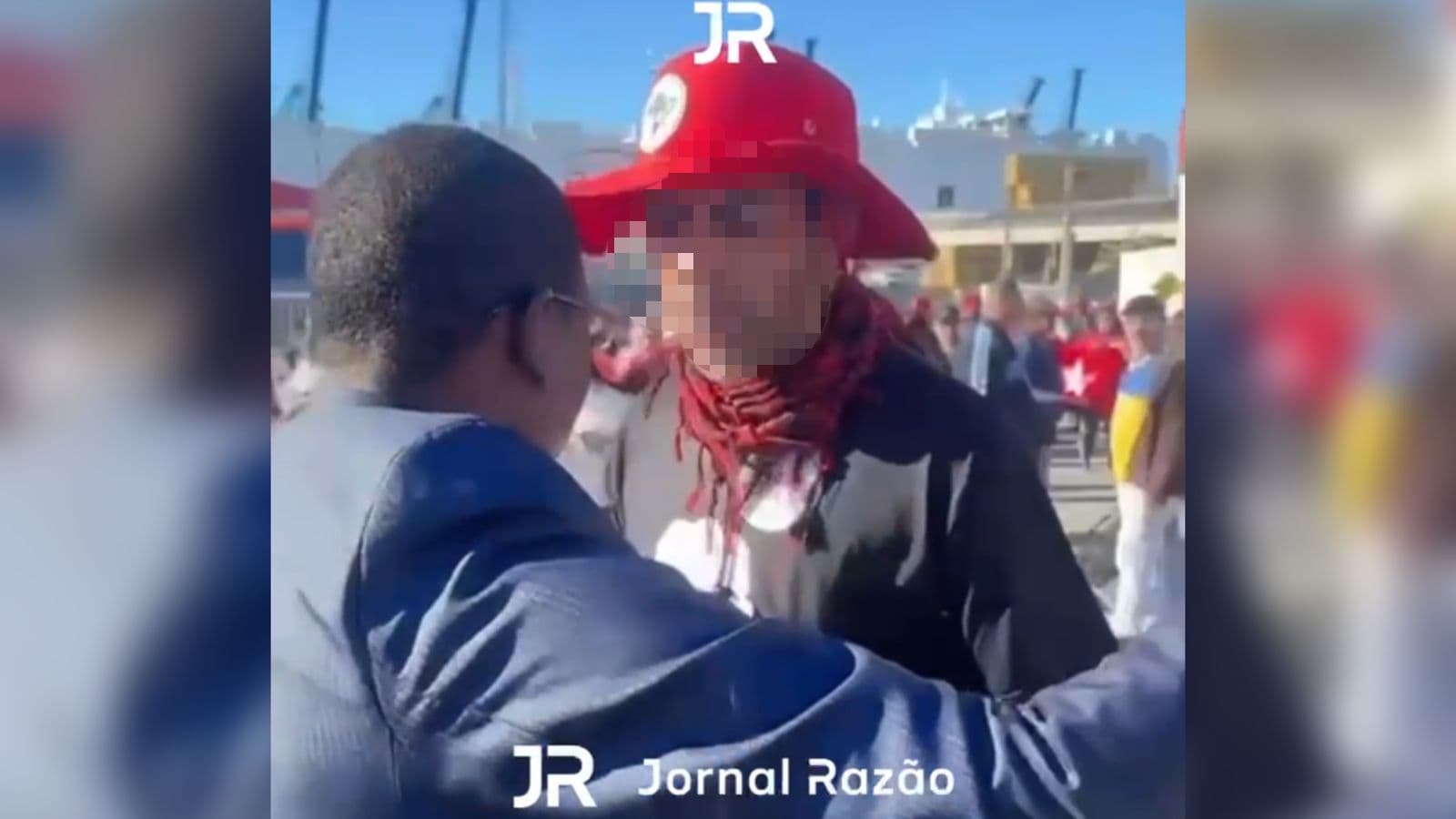 “Cai fora!”: com bonés do MST, apoiadores de Lula tentam impedir trabalho da imprensa em SC