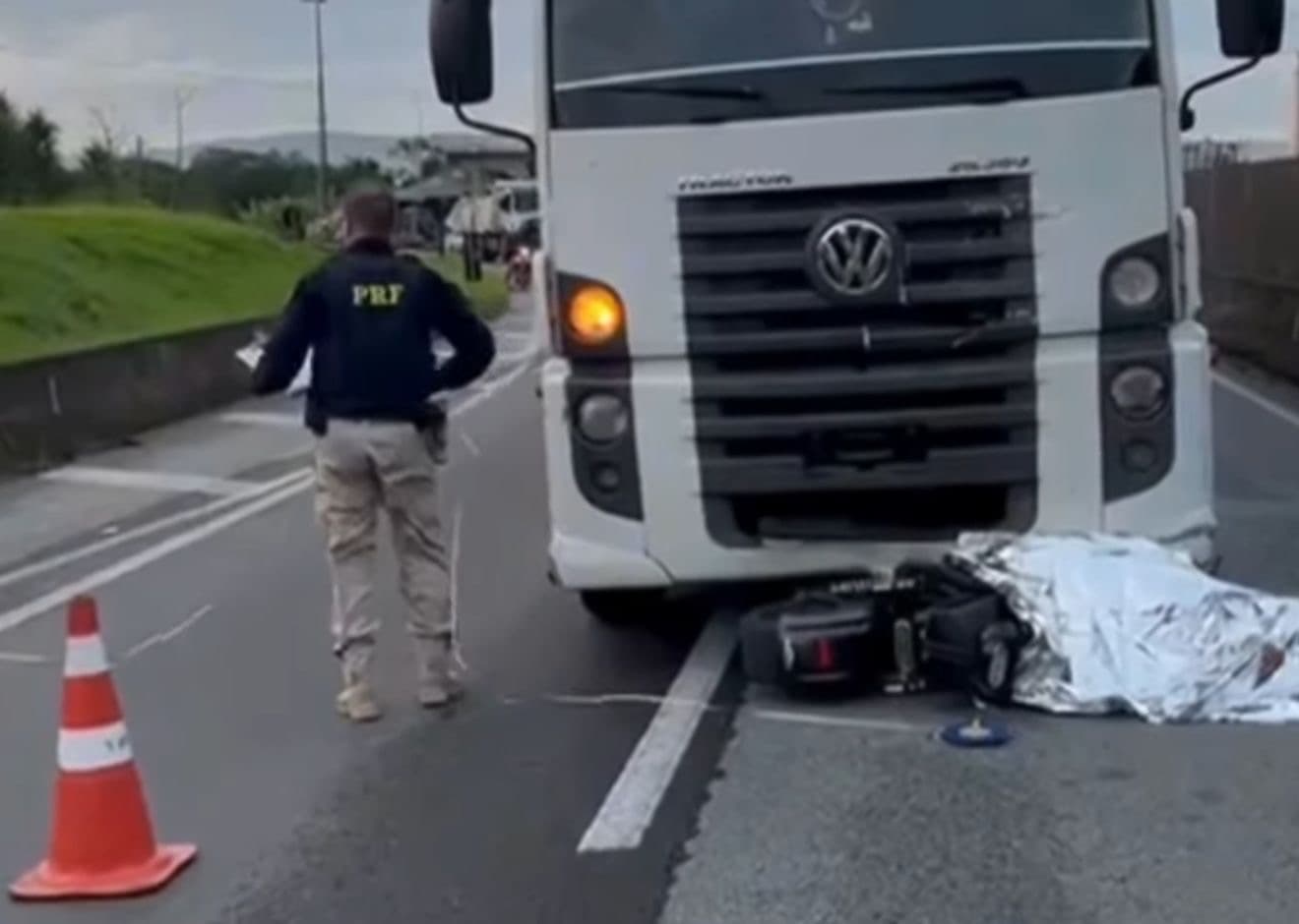 URGENTE: Idoso morre ao trafegar com moto elétrica na BR-101 em Balneário Camboriú