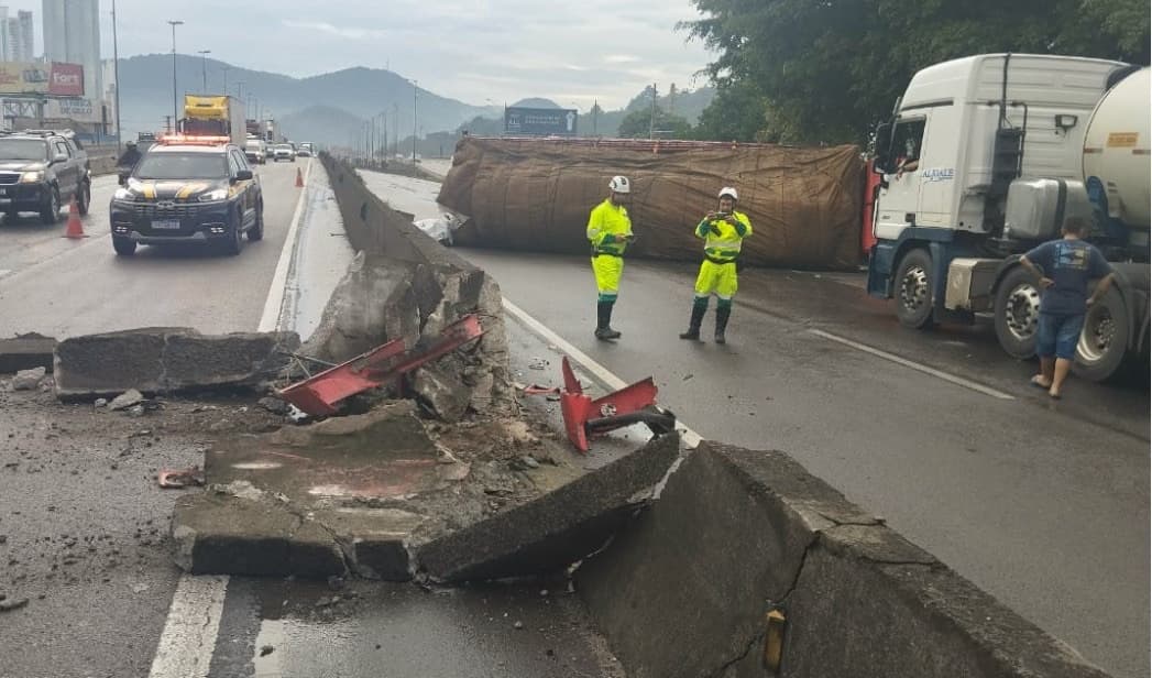 Caminhão tomba e interdita BR-101 em Balneário Camboriú