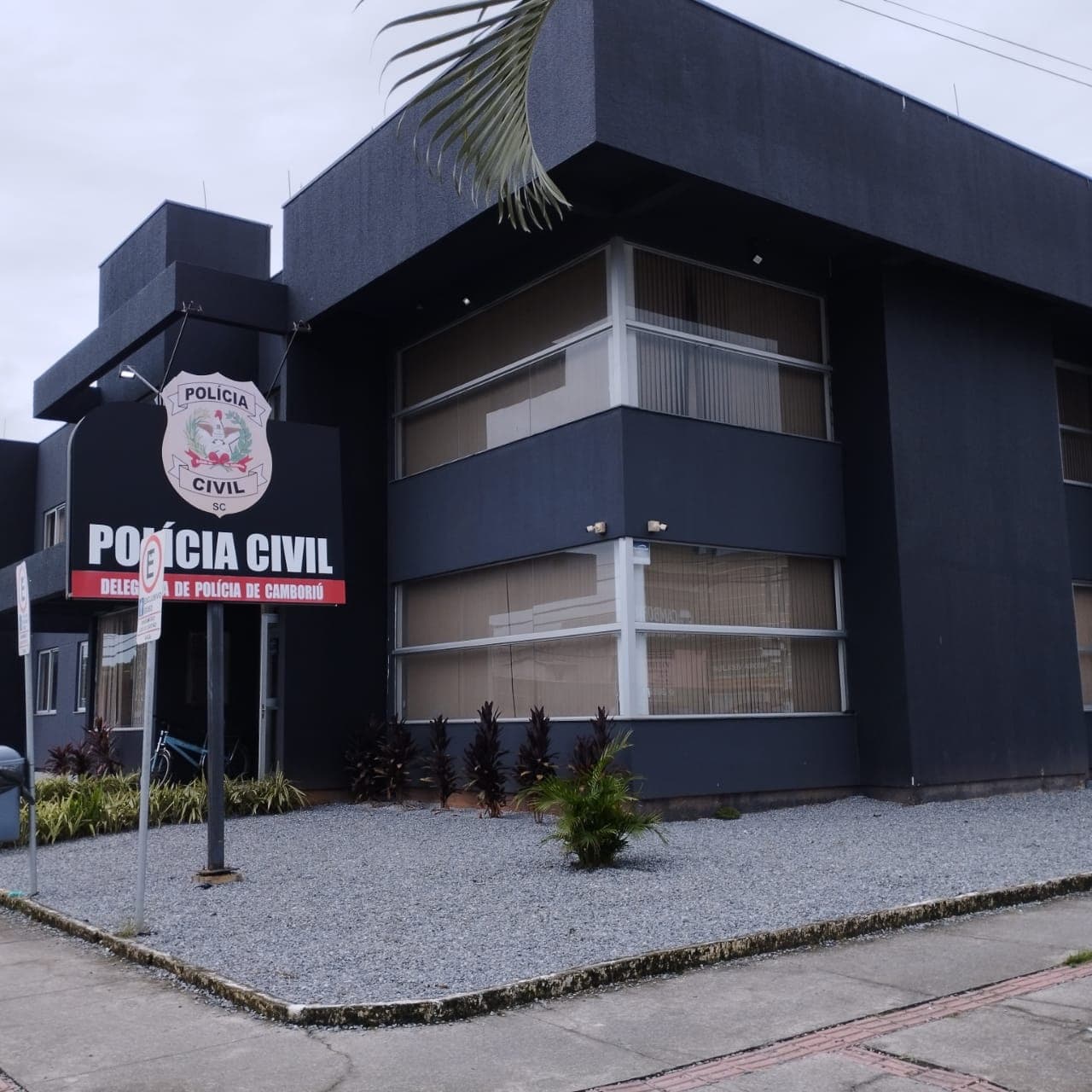 Foragida por estupro de vulnerável e traficante são presos em Camboriú
