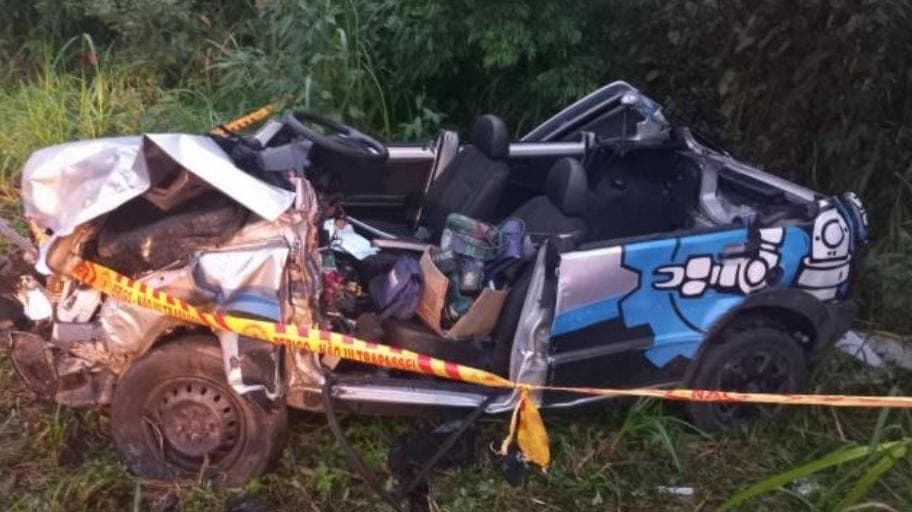 Motorista fica preso às ferragens e é levado em estado grave após acidente em Timbó