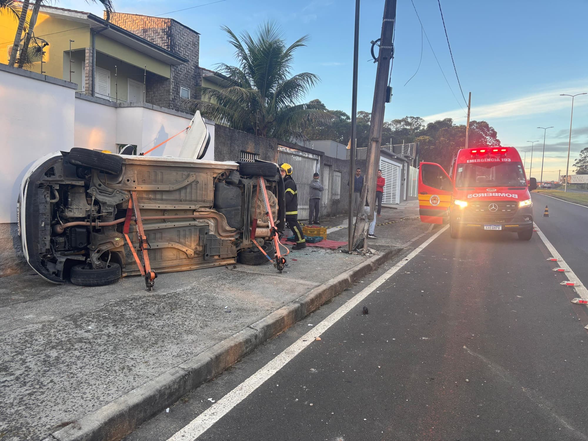 Carro desgovernado acerta poste e mulher precisa ser resgatada às pressas em Criciúma