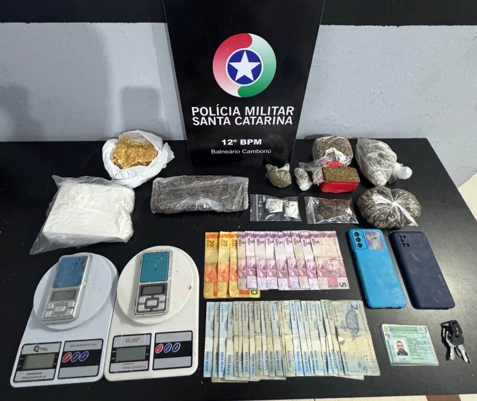 Homem e mulher são presos por tráfico após apreensão de drogas em Balneário Camboriú