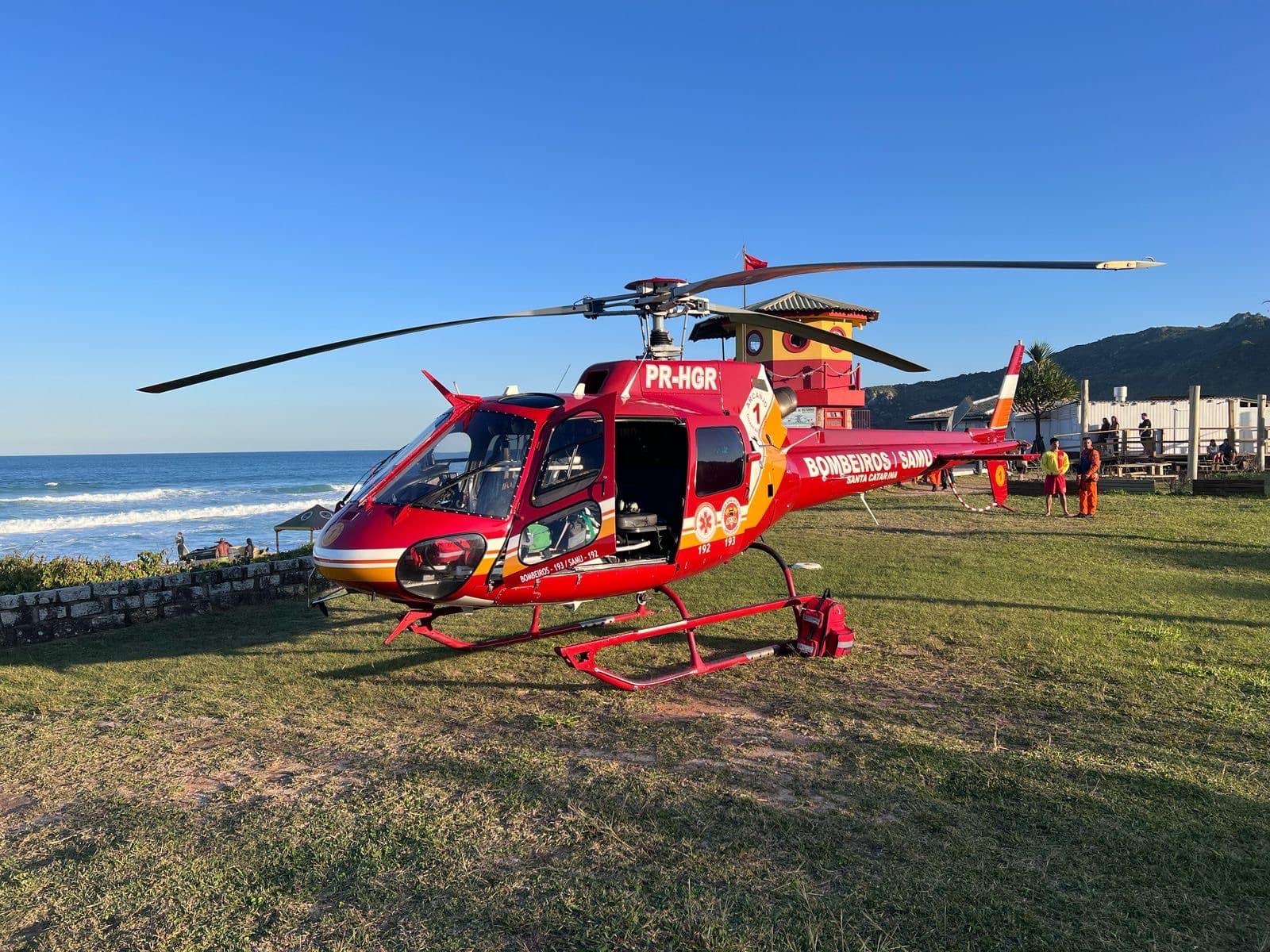Parapentista cai em costão de difícil acesso e é resgatado por helicóptero em Florianópolis