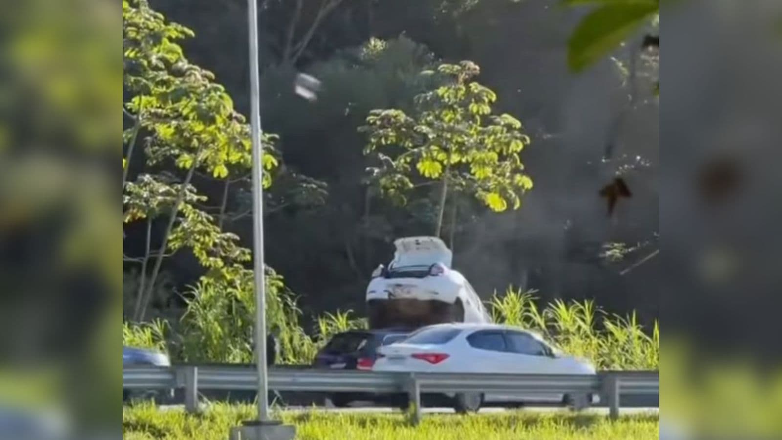 Acidente entre veículos trava a BR-101 próximo ao túnel do Morro do Boi, em Balneário Camboriú