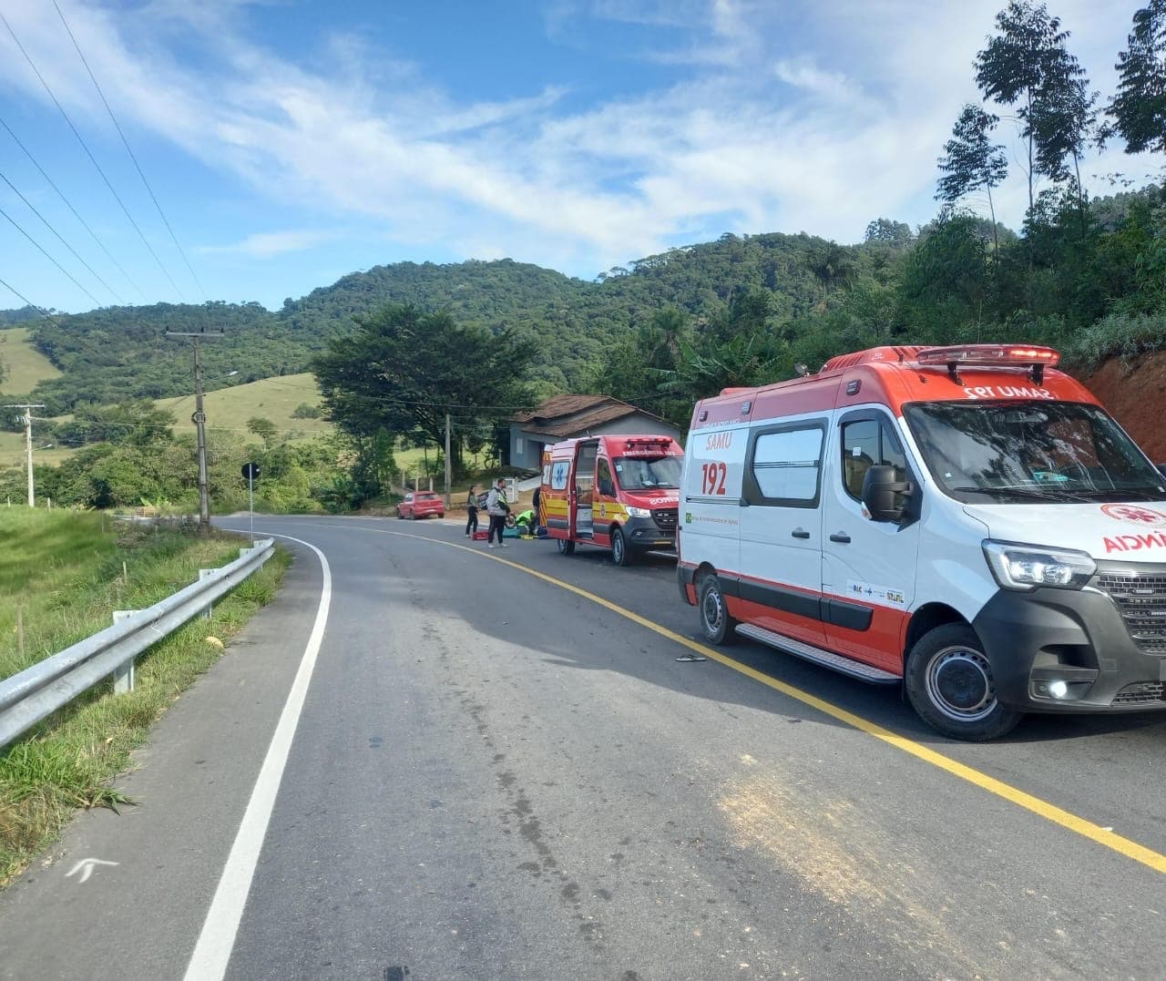 Adolescente tem perna dilacerada após colisão brutal entre moto e carro 