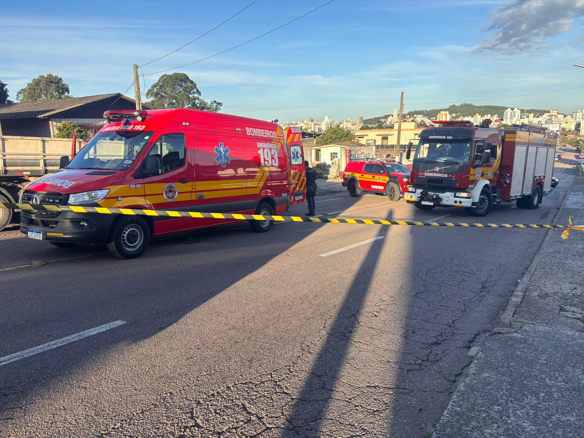 Motociclista é atropelado por caminhão e morre na hora em Criciúma
