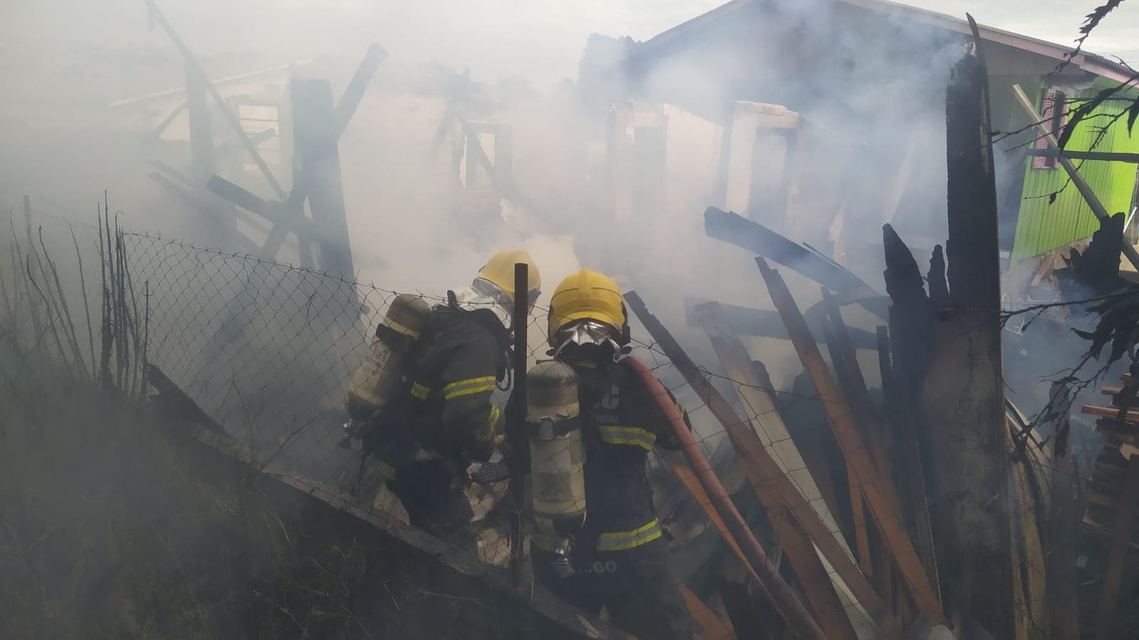 Bombeiros salvam idosa durante incêndio que destruiu casa em SC