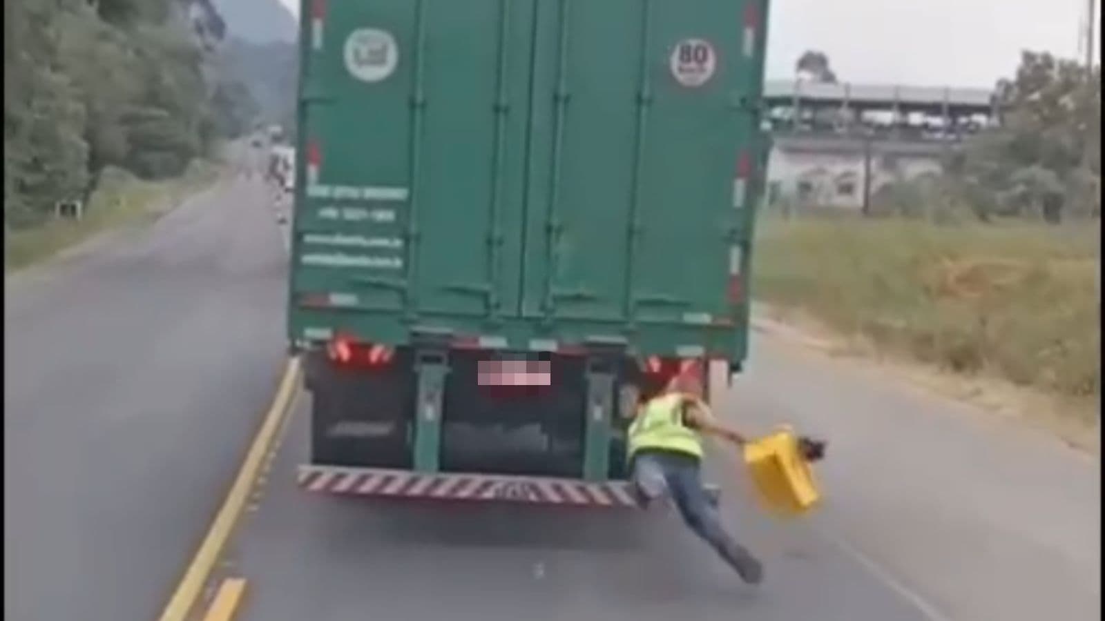 Homem cai de caminhão em movimento na BR-470 e por pouco não é esmagado