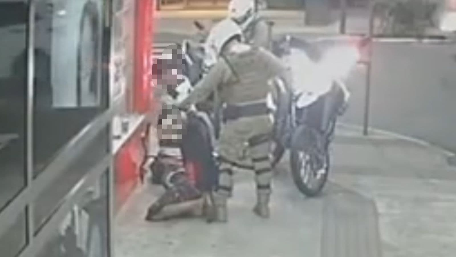 “No flagra!”: PM chega no momento em que traficante vendia drogas em Balneário Camboriú