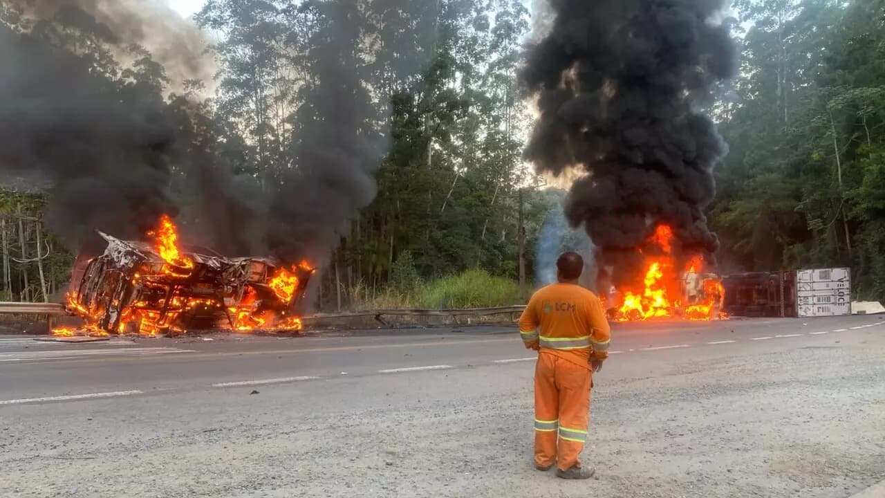 Acidente entre veículos causa explosão e deixa mortos na Serra de Corupá