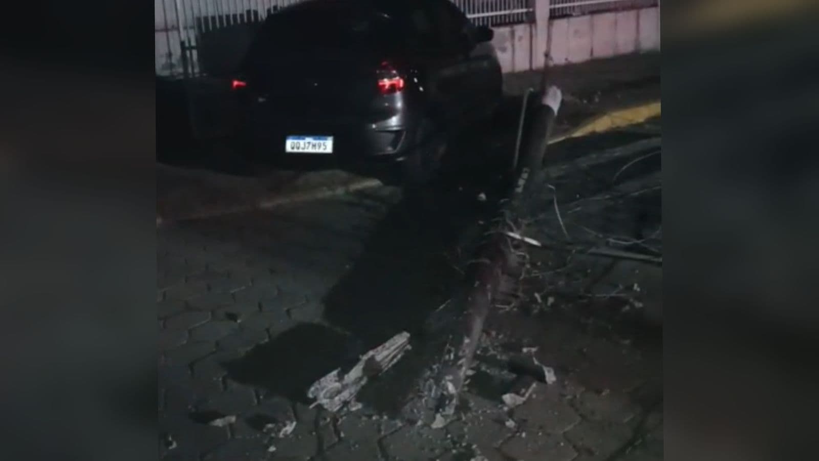 Caminhão derruba dois postes e deixa parte de Canelinha sem energia