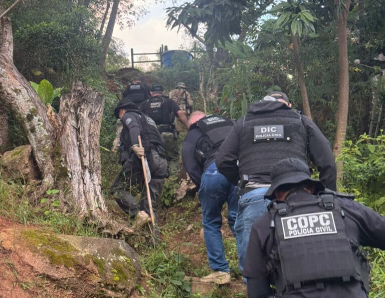 Polícia Civil encontra cadáver em cemitério clandestino na Grande Florianópolis