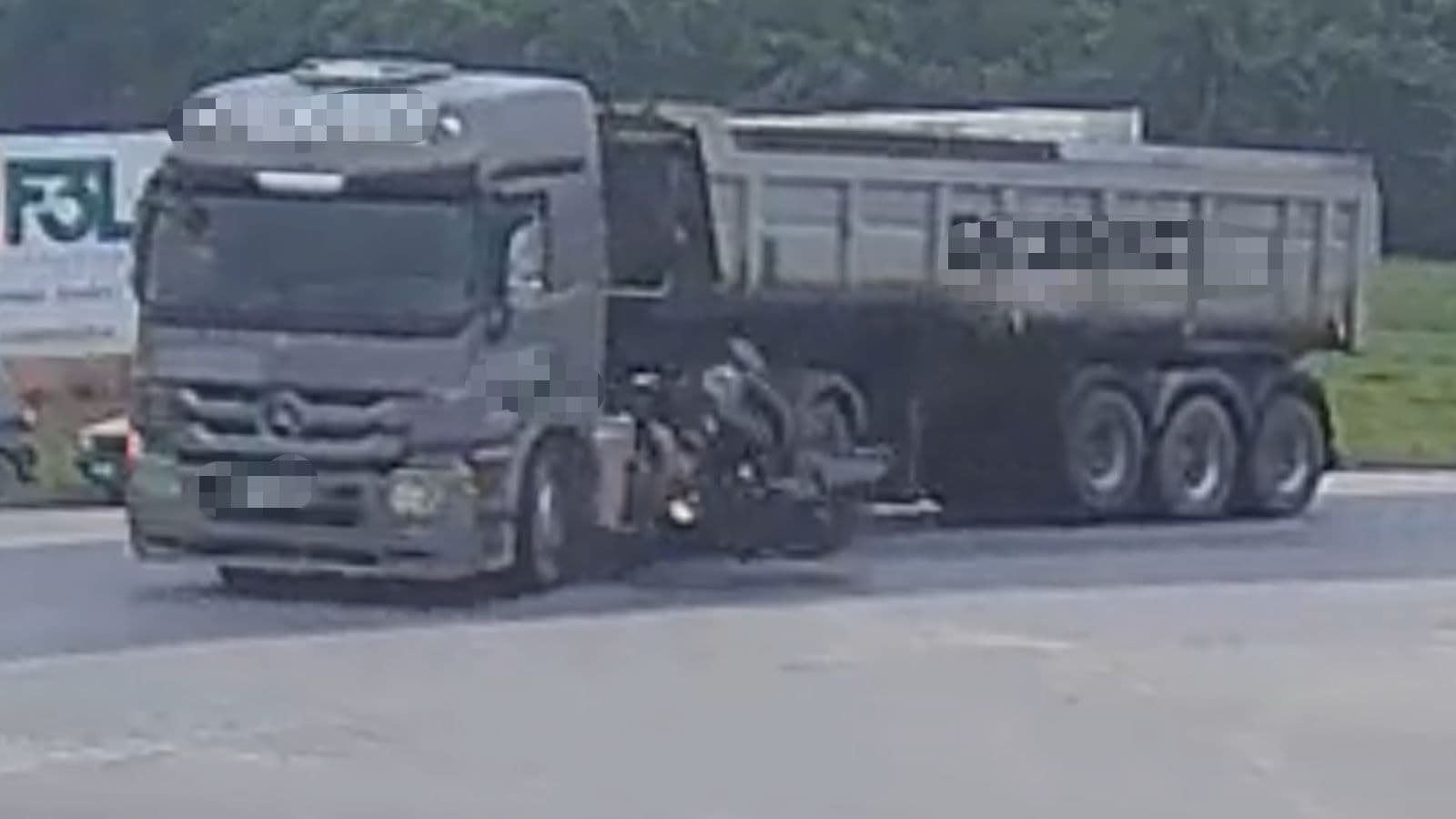 Vídeo mostra momento de acidente entre caminhão e moto na SC-410, em São João Batista