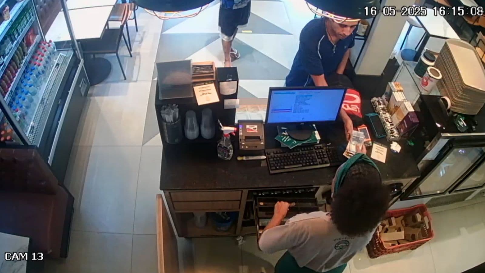 “Virou epidemia”: moradores de rua assaltam cafeteria em Balneário Camboriú; VEJA VÍDEO