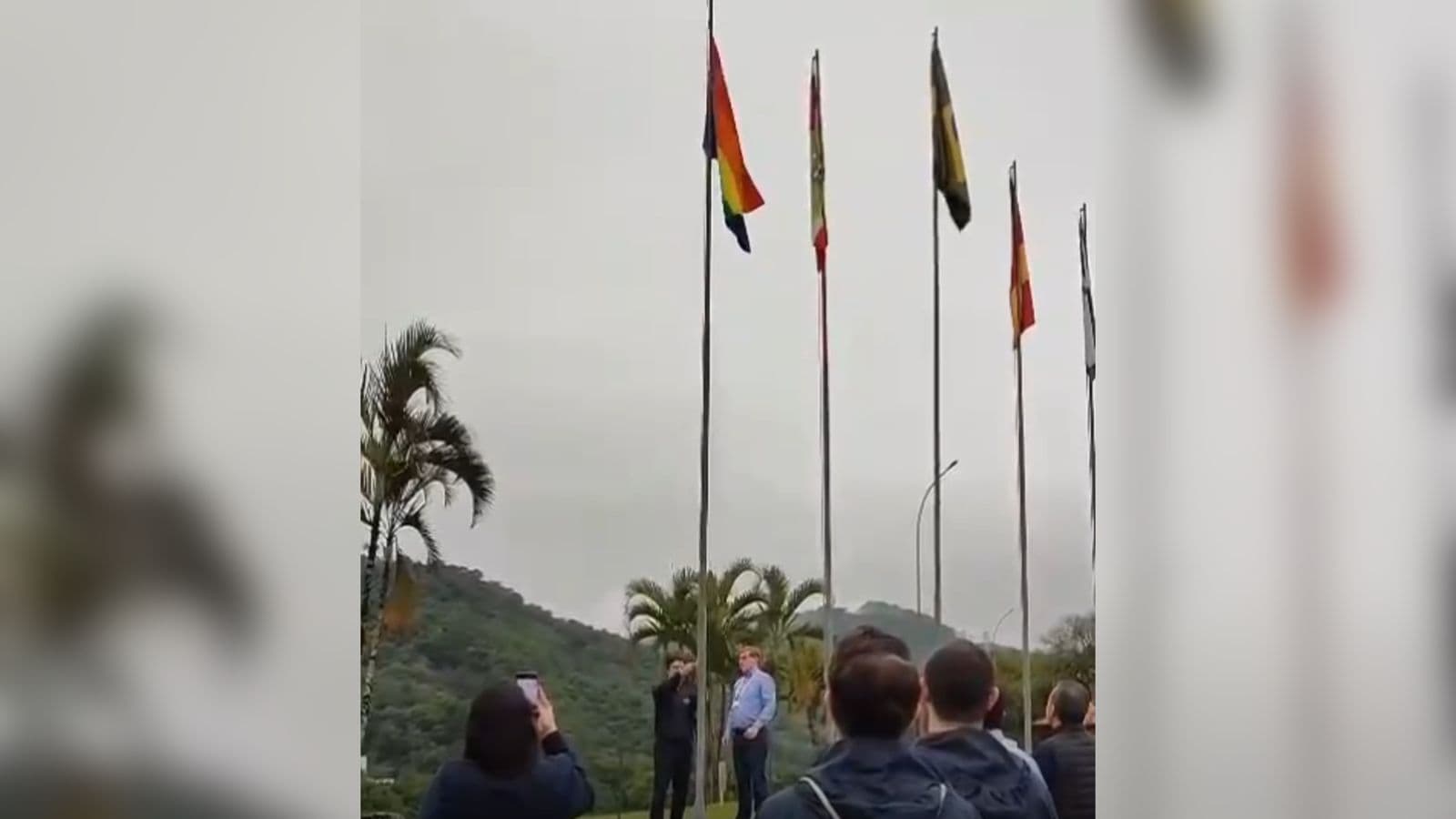 Empresa multinacional hasteia bandeira LGBTQIA+ na unidade de SC em ato de apoio à diversidade